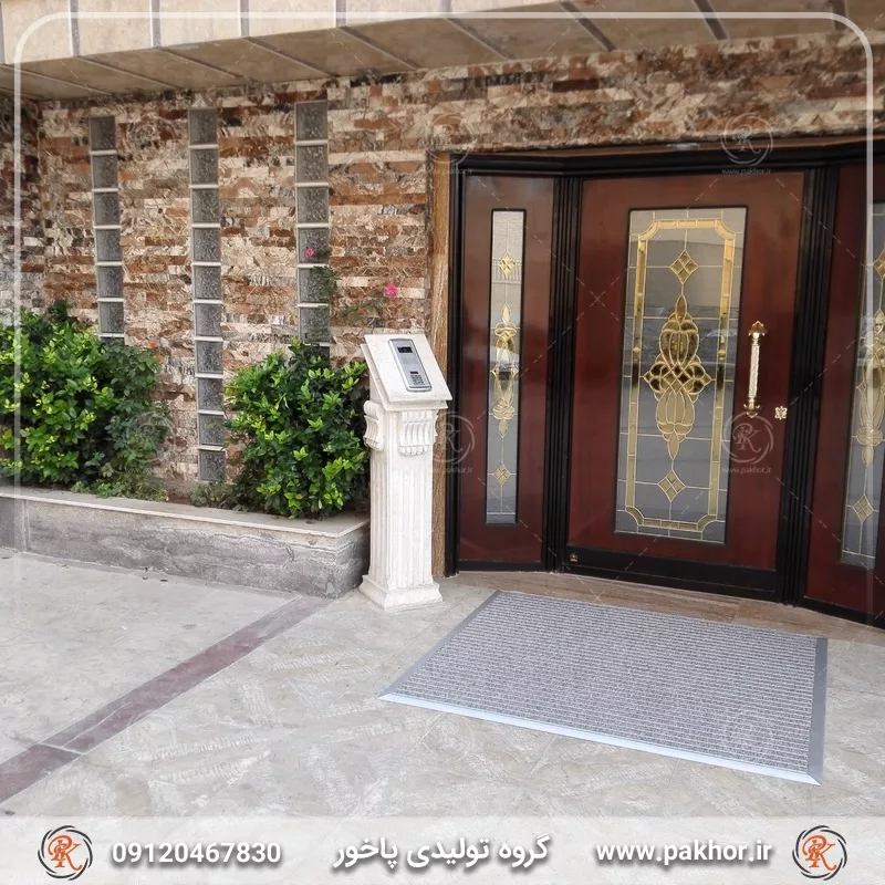 جذب گل و لای کفش با پادری جلوی درب ورودی